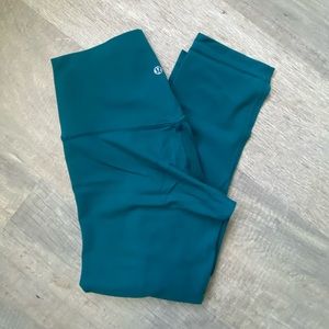 UEC lululemon Align crop 21” sz 6